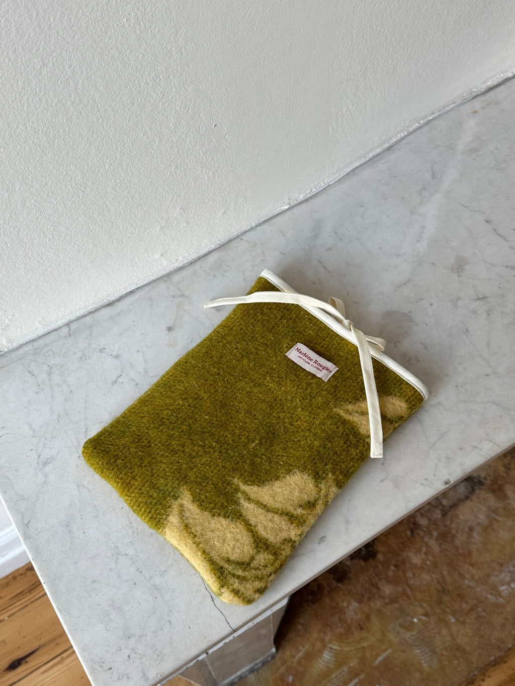 Pochette livre upcyclée laine kaki à motifs vintage