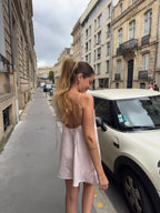 Robe dos nu upcyclée satinée rose pâle à motifs vintage