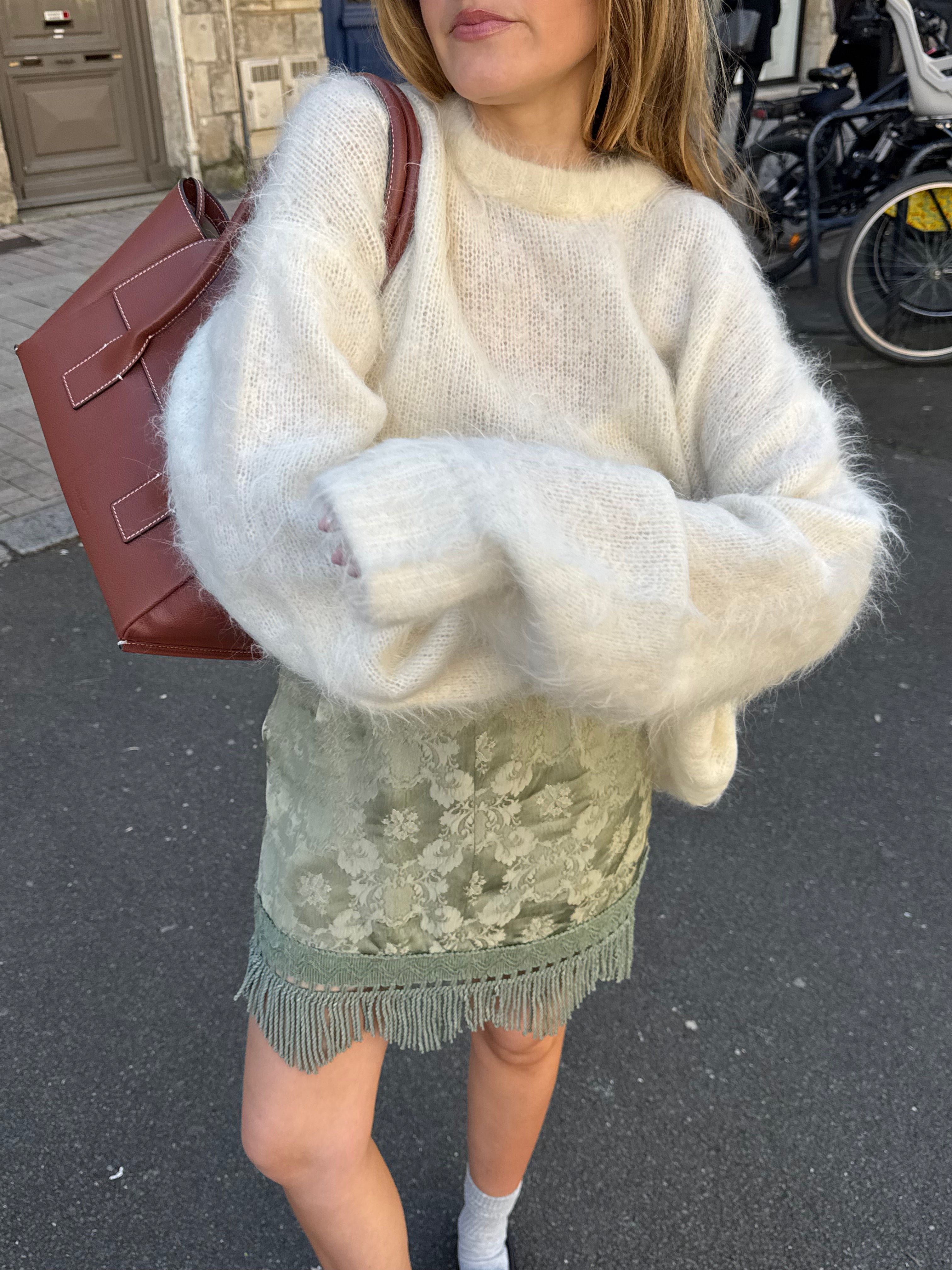 Jupe-short upcyclée satinée vert clair à motifs et franges vintage