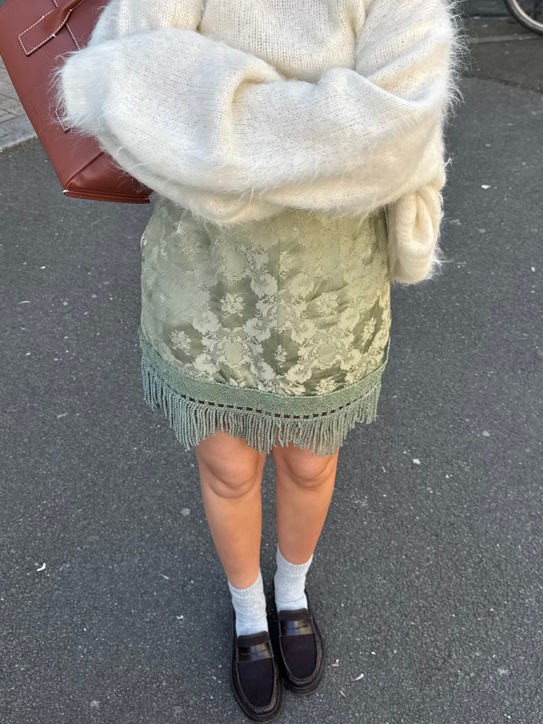 Jupe-short upcyclée satinée vert clair à motifs et franges vintage