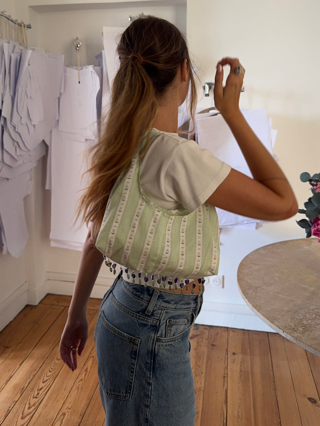 Sac upcyclé vert pastel à motifs fleurs et perles vintage - petit