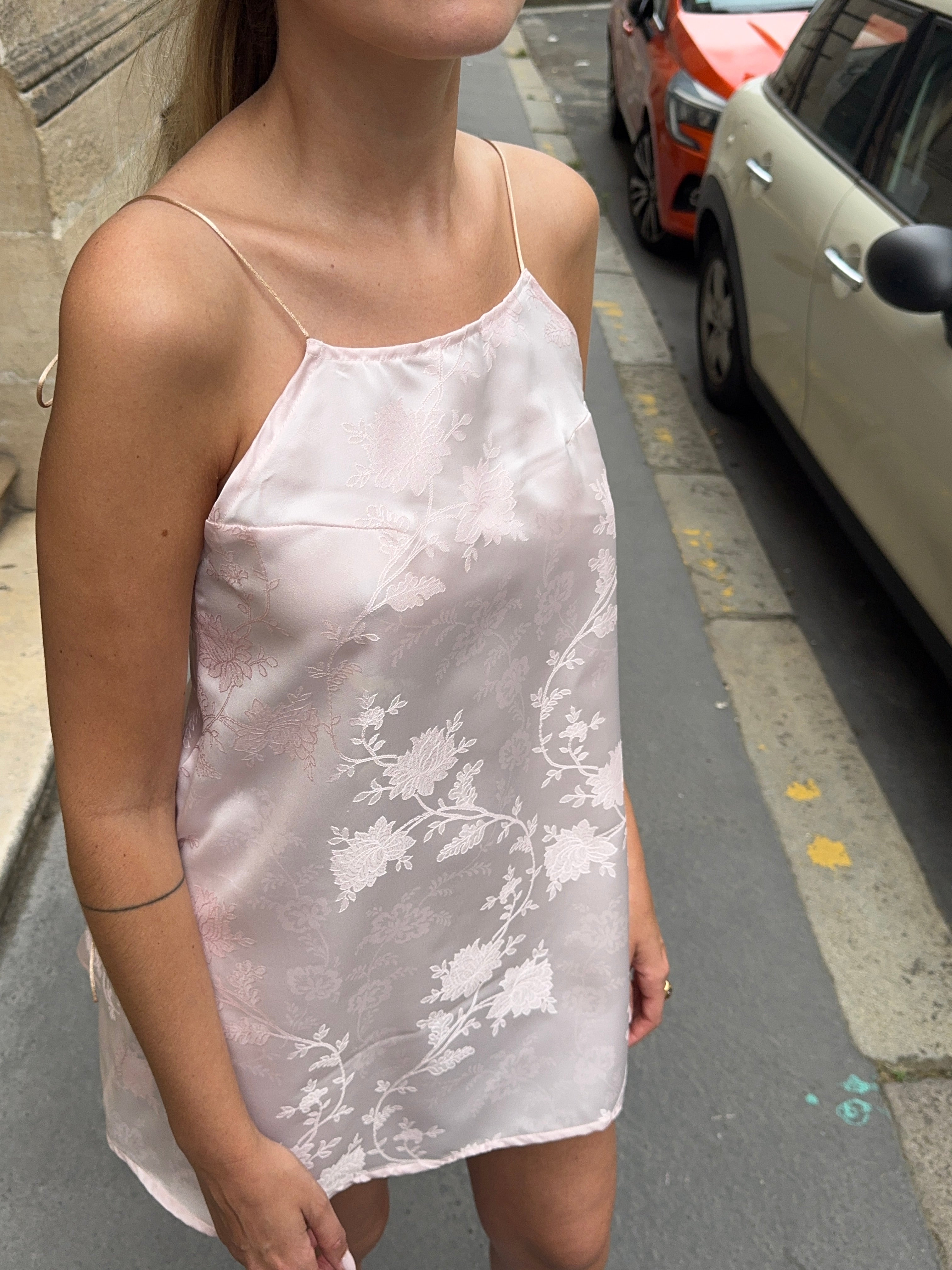 Robe dos nu upcyclée satinée rose pâle à motifs vintage