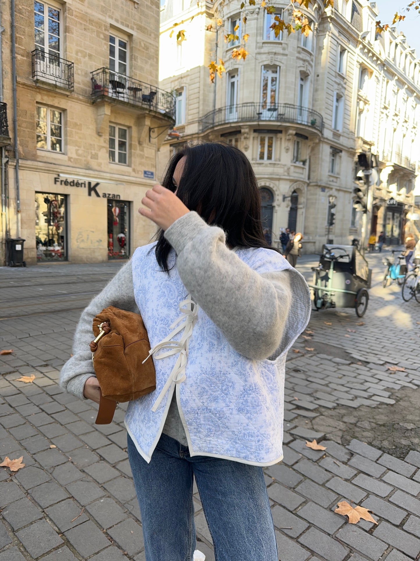 Veste sans manches upcyclée matelassée blanche à motifs bleutés