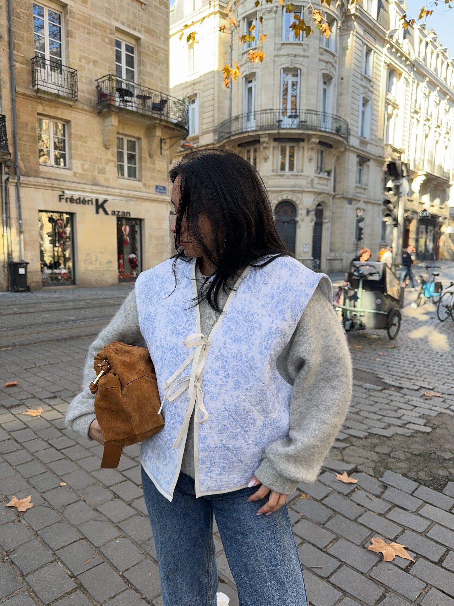 Veste sans manches upcyclée matelassée blanche à motifs bleutés