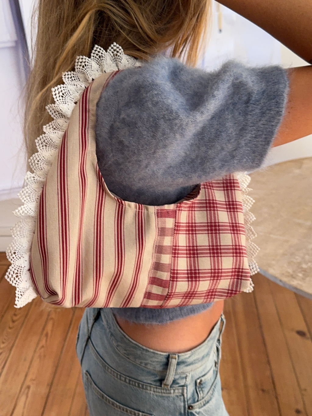 Sac upcyclé beige à motifs rouges et dentelle vintage - petit