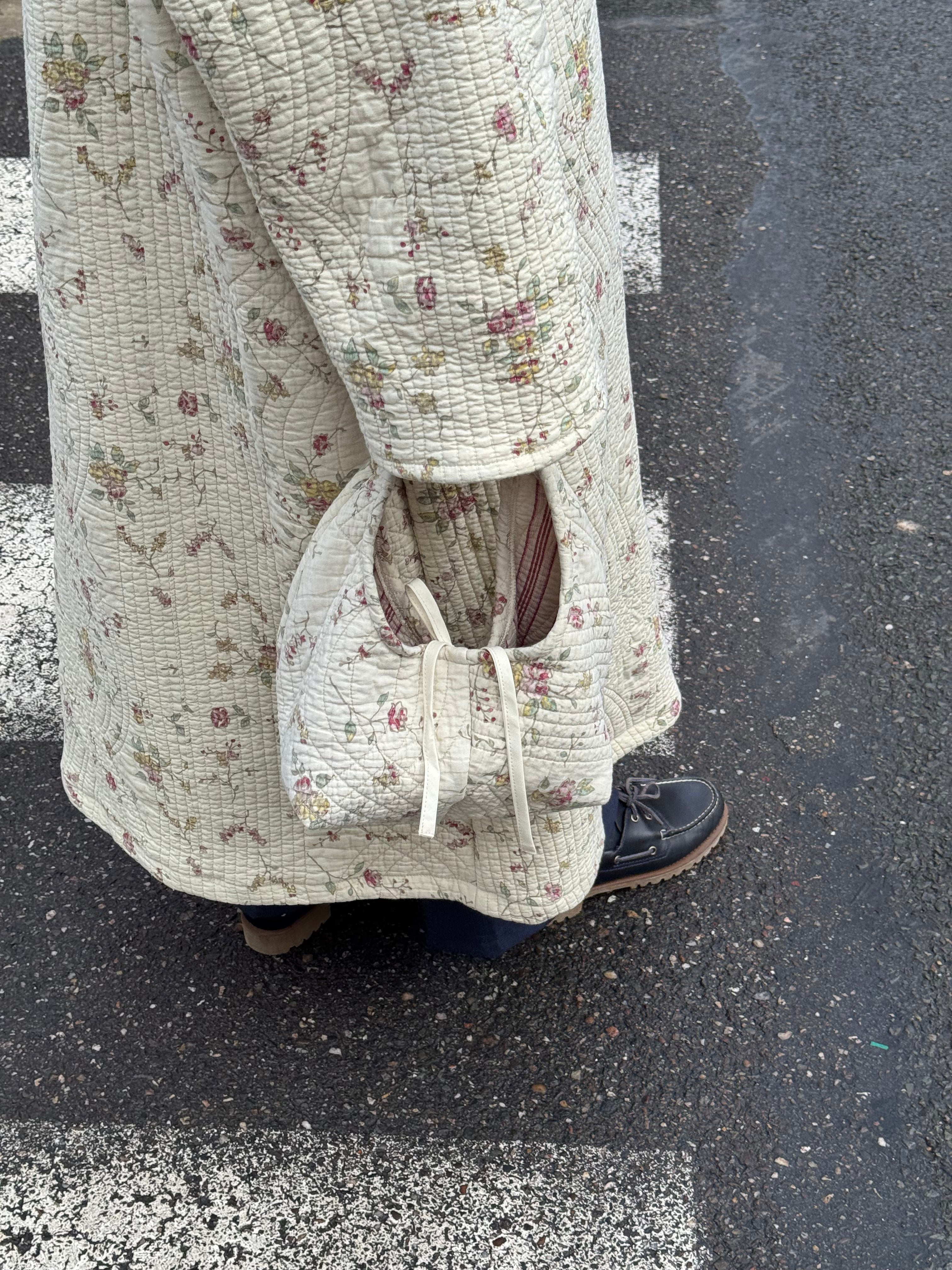 Sac upcyclé matelassé écru à fleurs vintage - petit