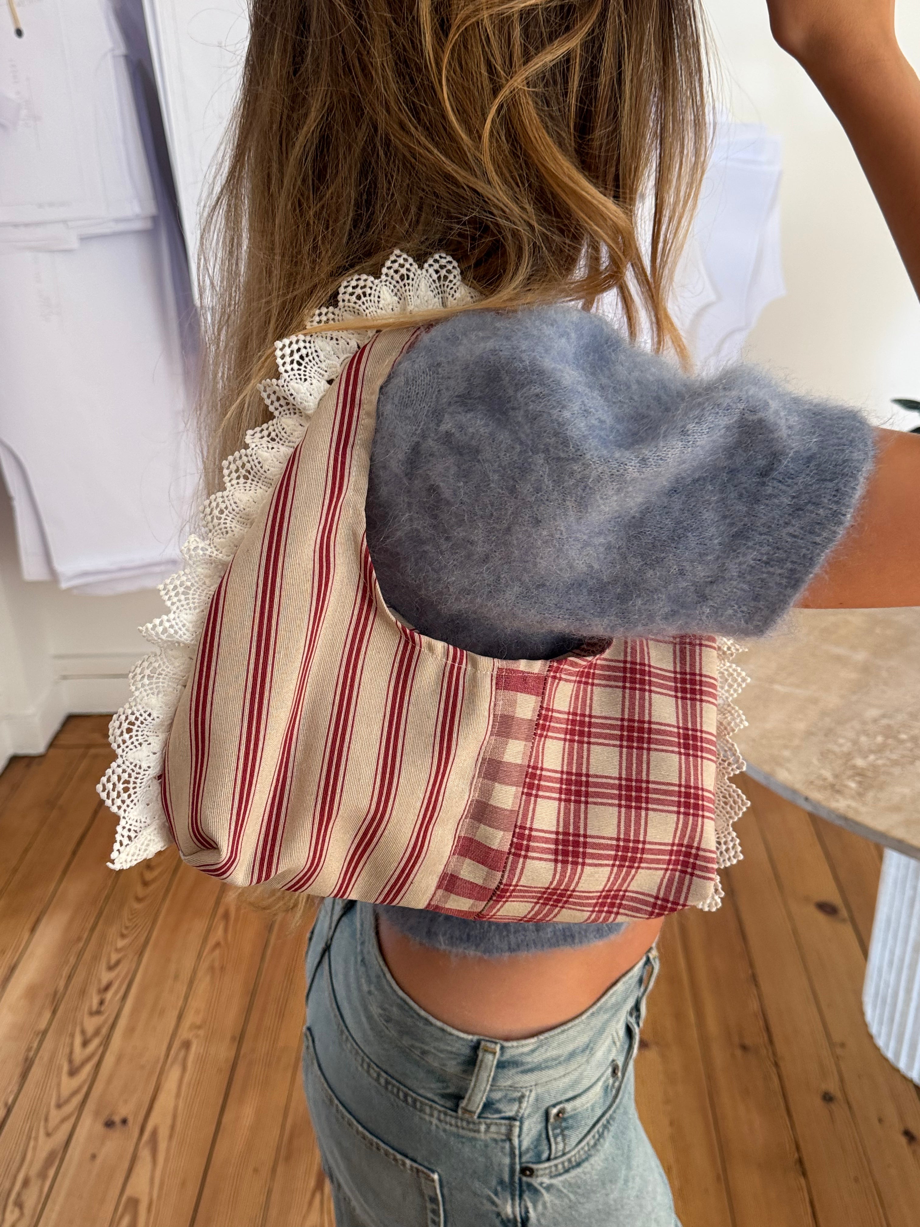 Sac upcyclé beige à motifs rouges et dentelle vintage - petit