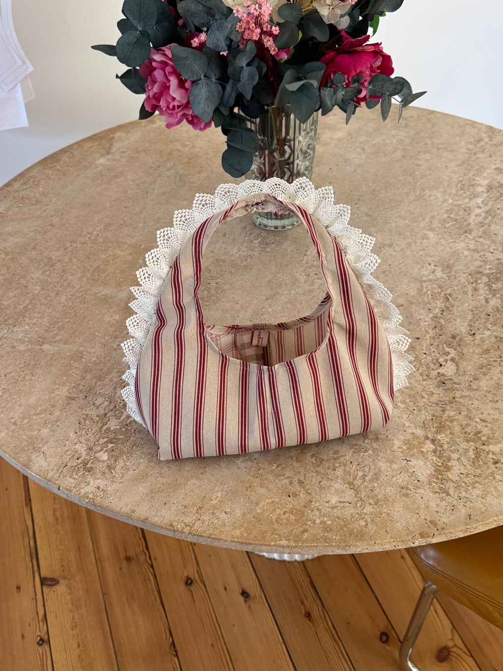 Sac upcyclé beige à motifs rouges et dentelle vintage - petit