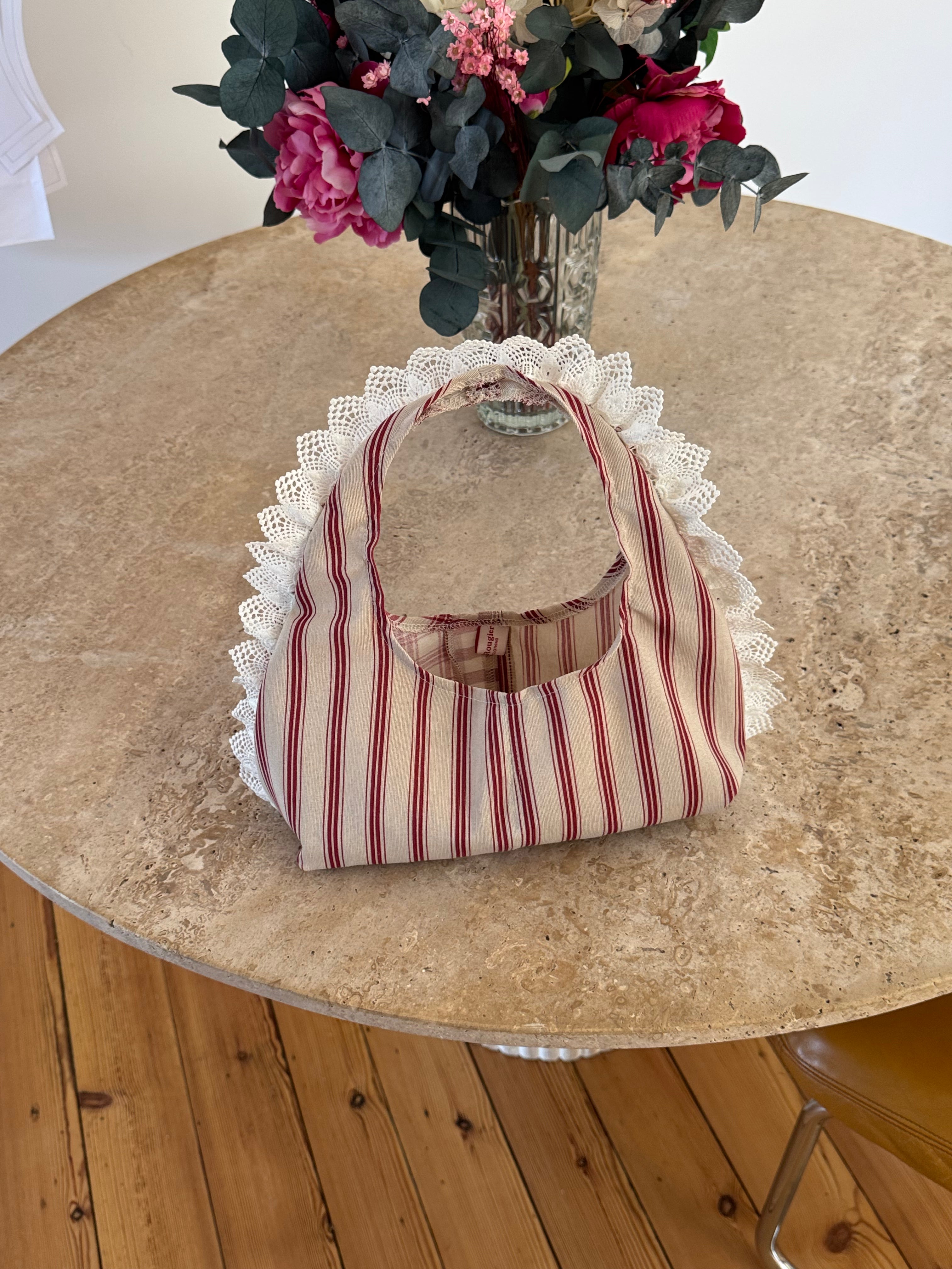 Sac upcyclé beige à motifs rouges et dentelle vintage - petit