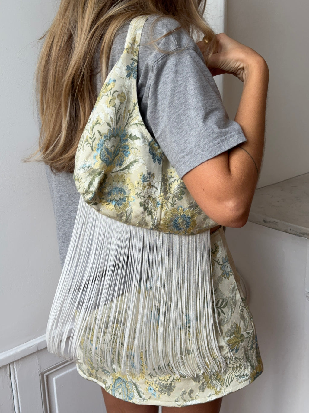 Sac upcyclé satiné à motifs et franges