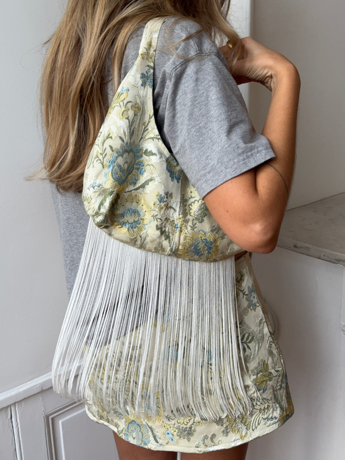 Sac upcyclé satiné à motifs et franges