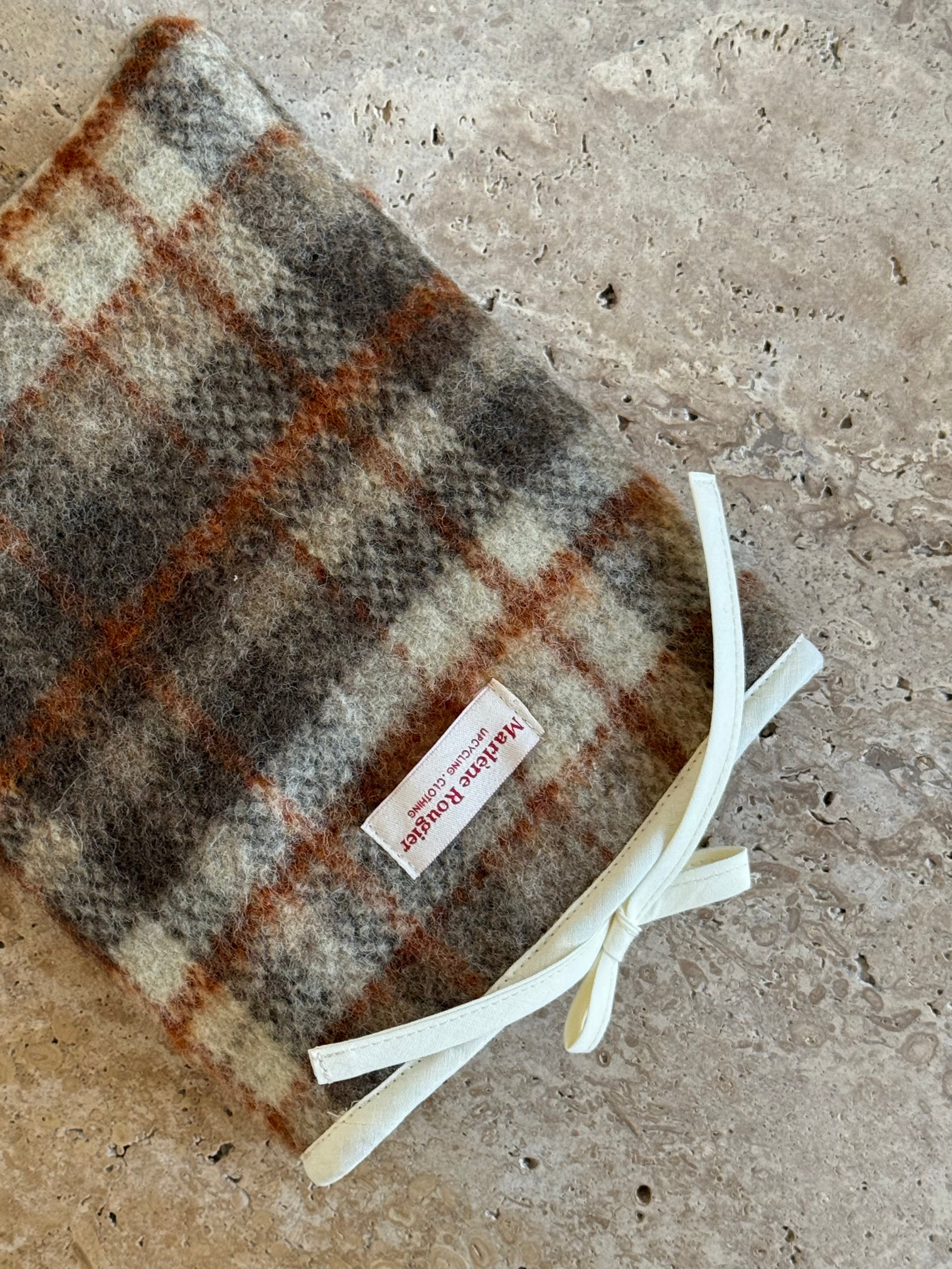 Pochette livre laine à carreaux