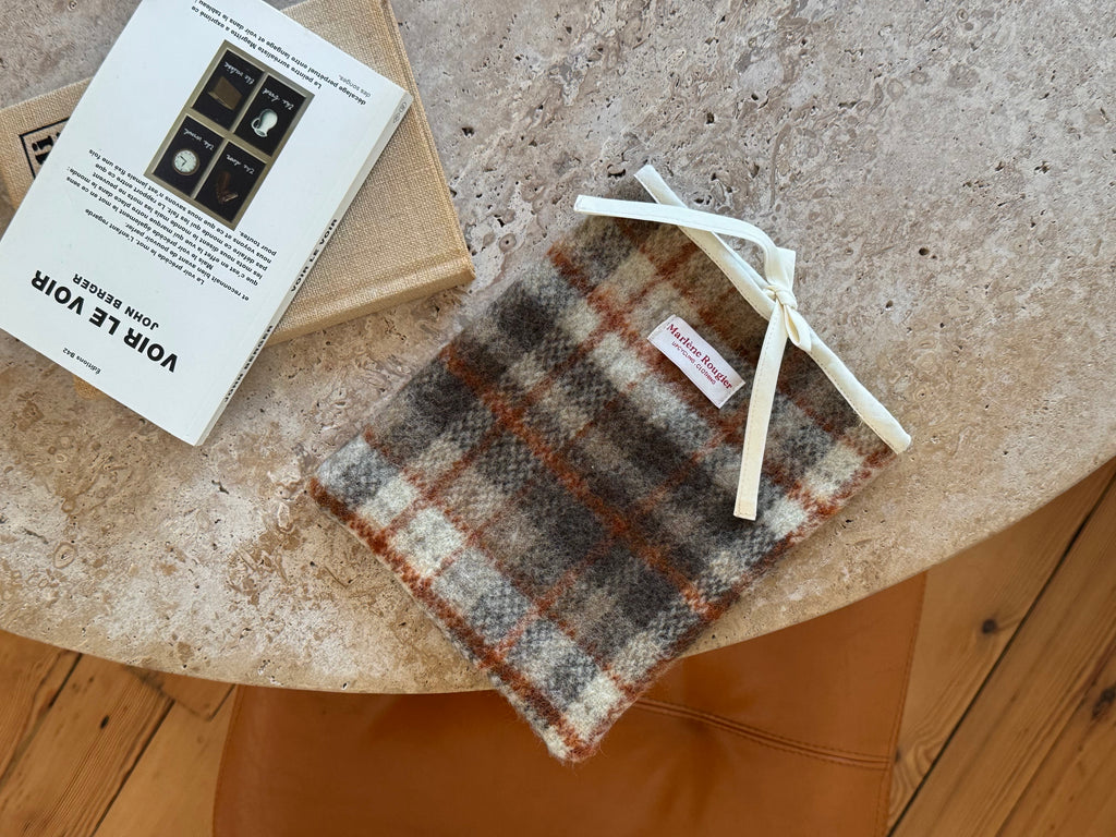 Pochette livre laine à carreaux