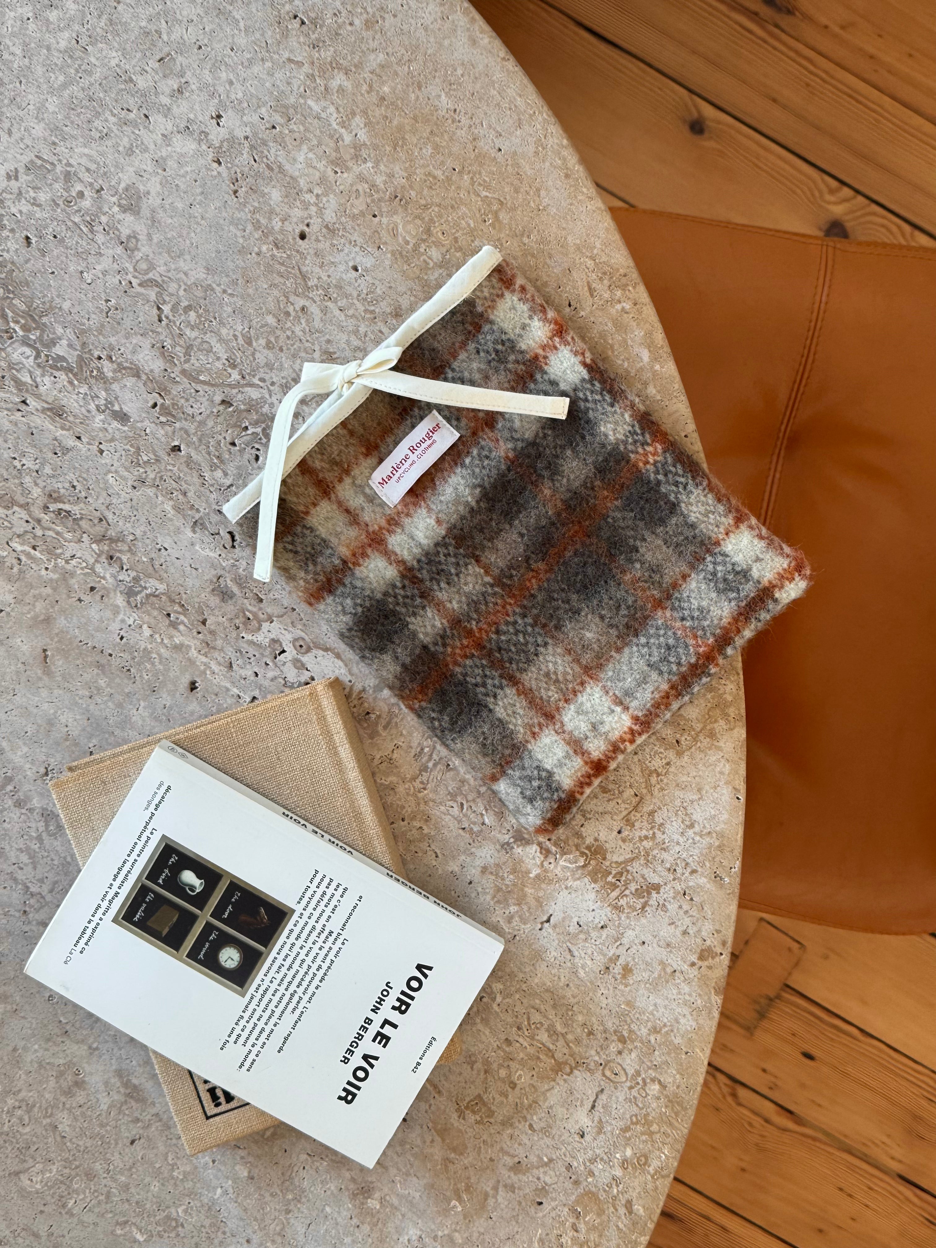 Pochette livre laine à carreaux