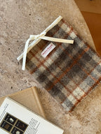Pochette livre laine à carreaux