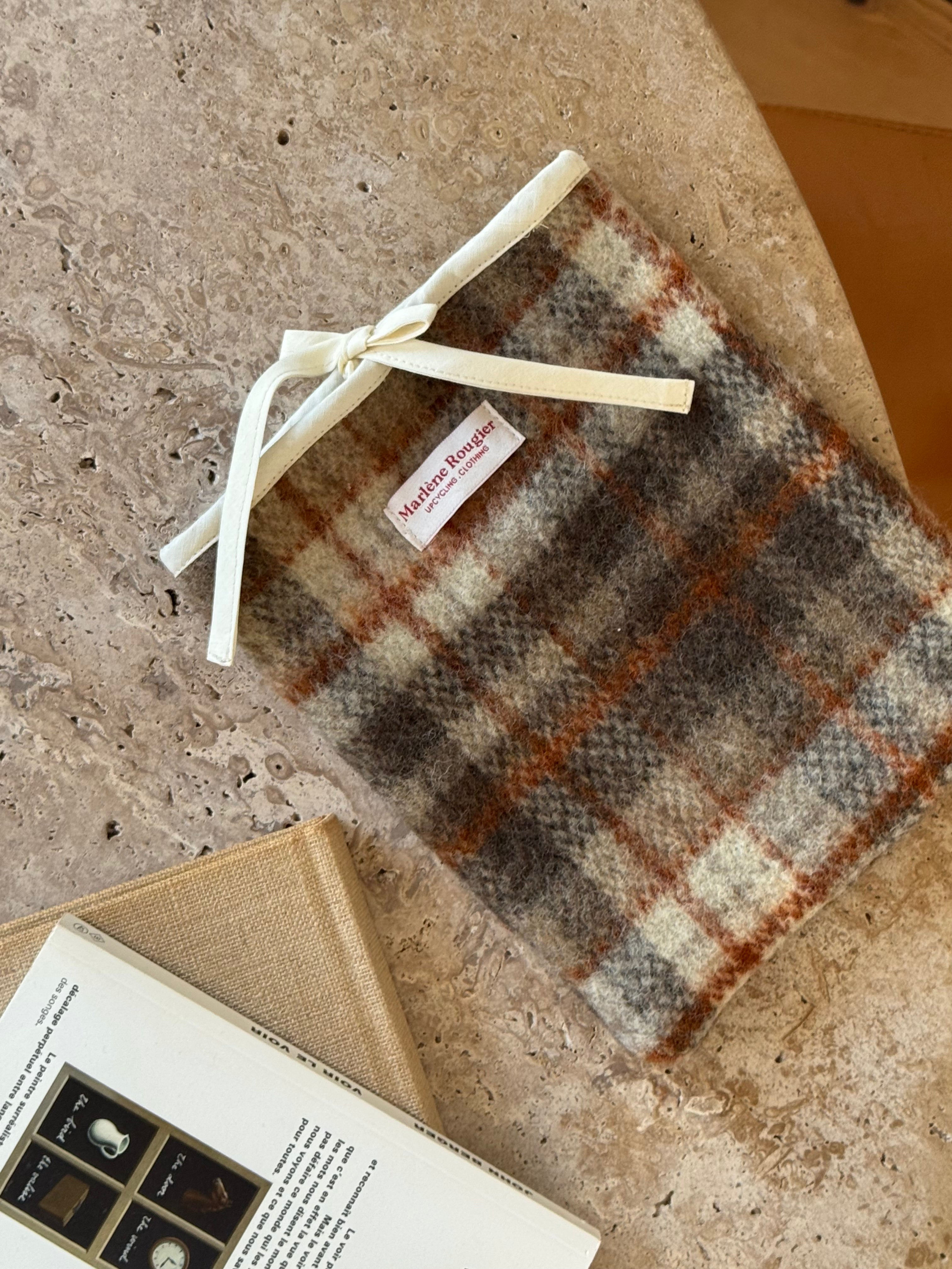 Pochette livre laine à carreaux
