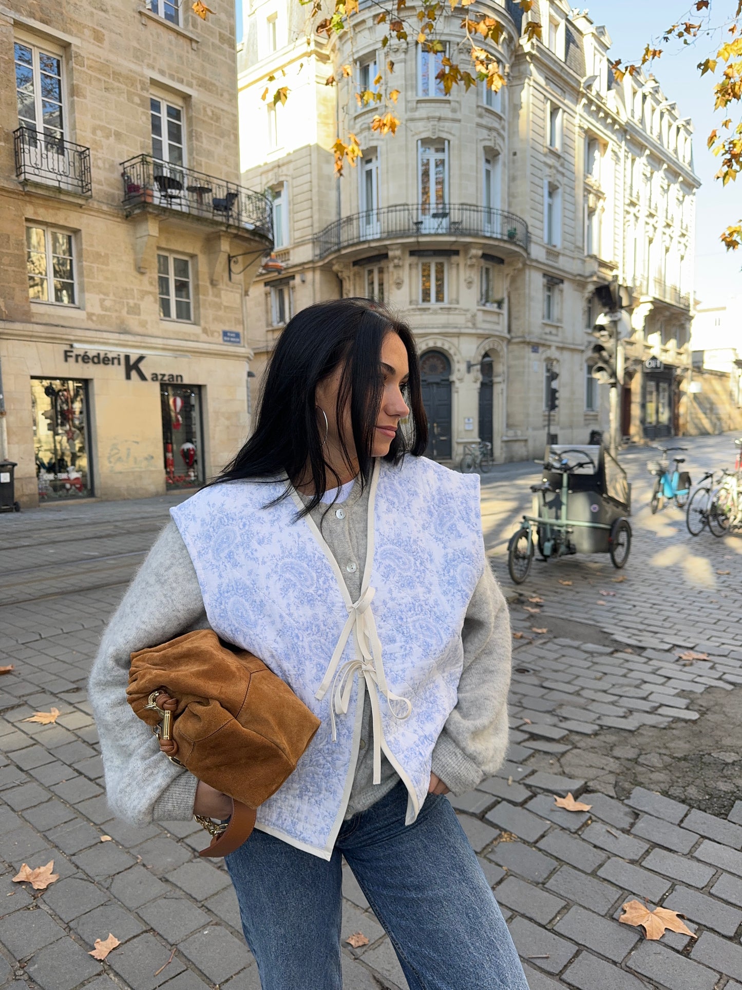 Veste sans manches upcyclée matelassée blanche à motifs bleutés