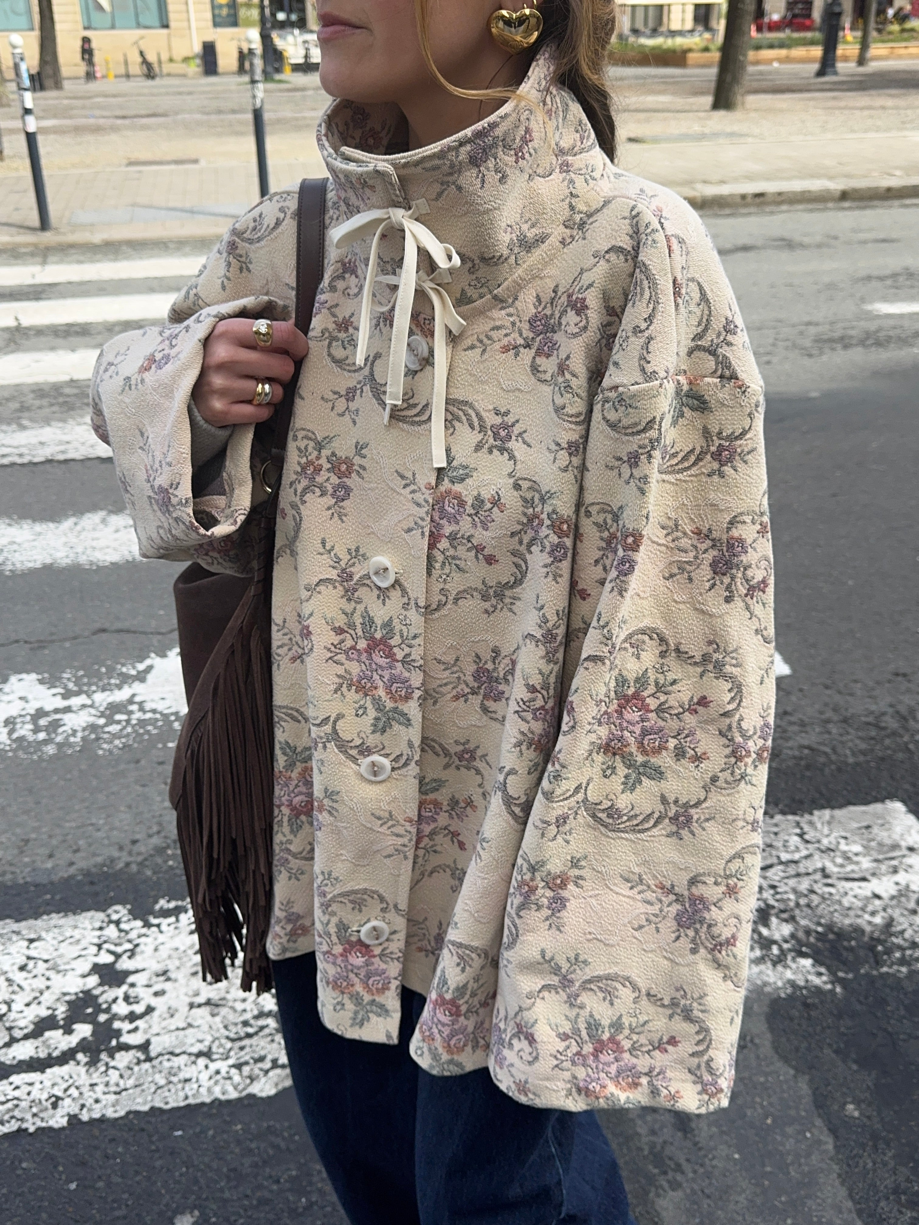 Manteau col montant upcyclé beige à motifs fleurs vintage