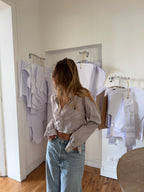 Chemise upcyclée dos nu blanche à carreaux marron