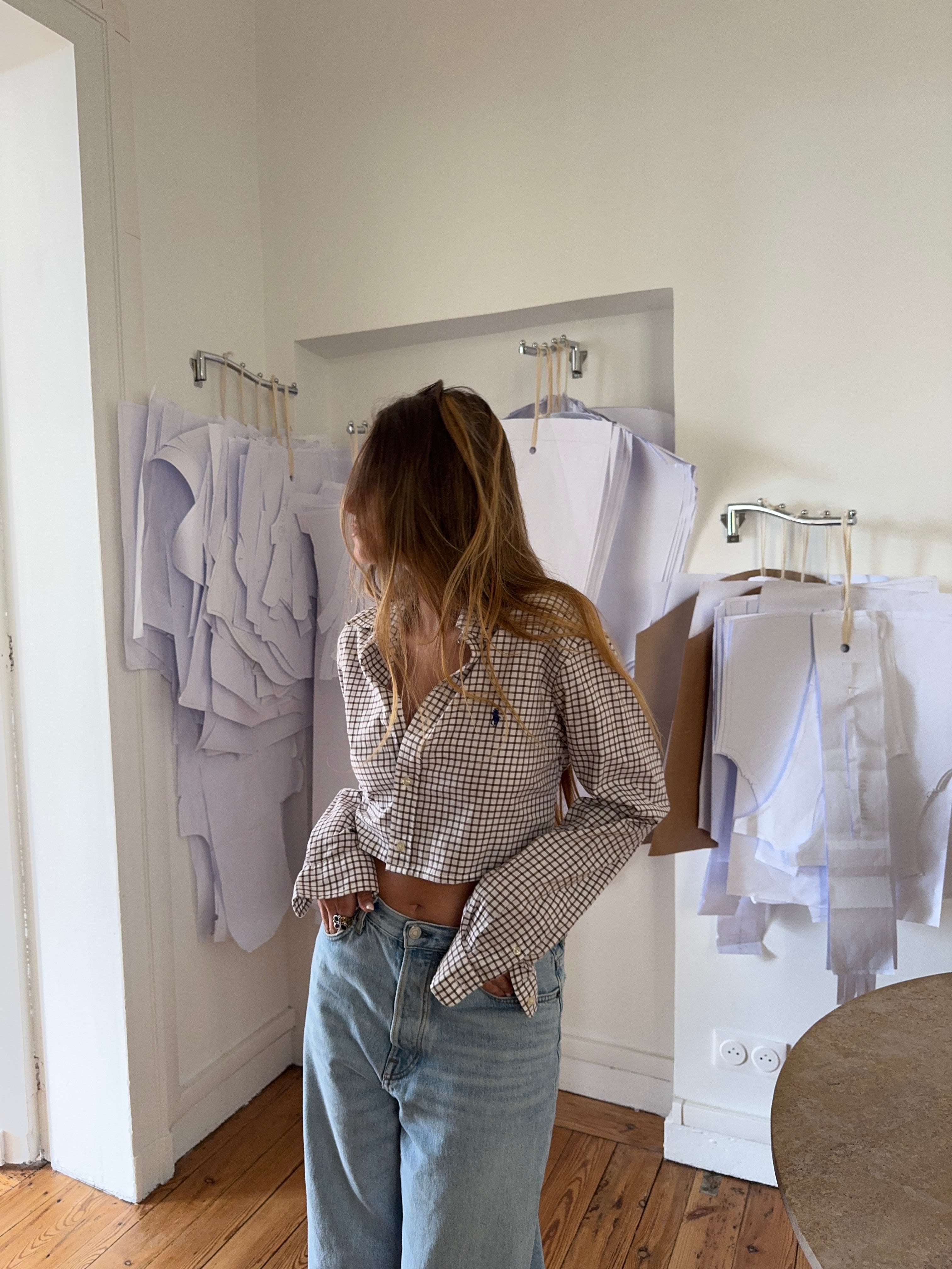 Chemise upcyclée dos nu blanche à carreaux marron