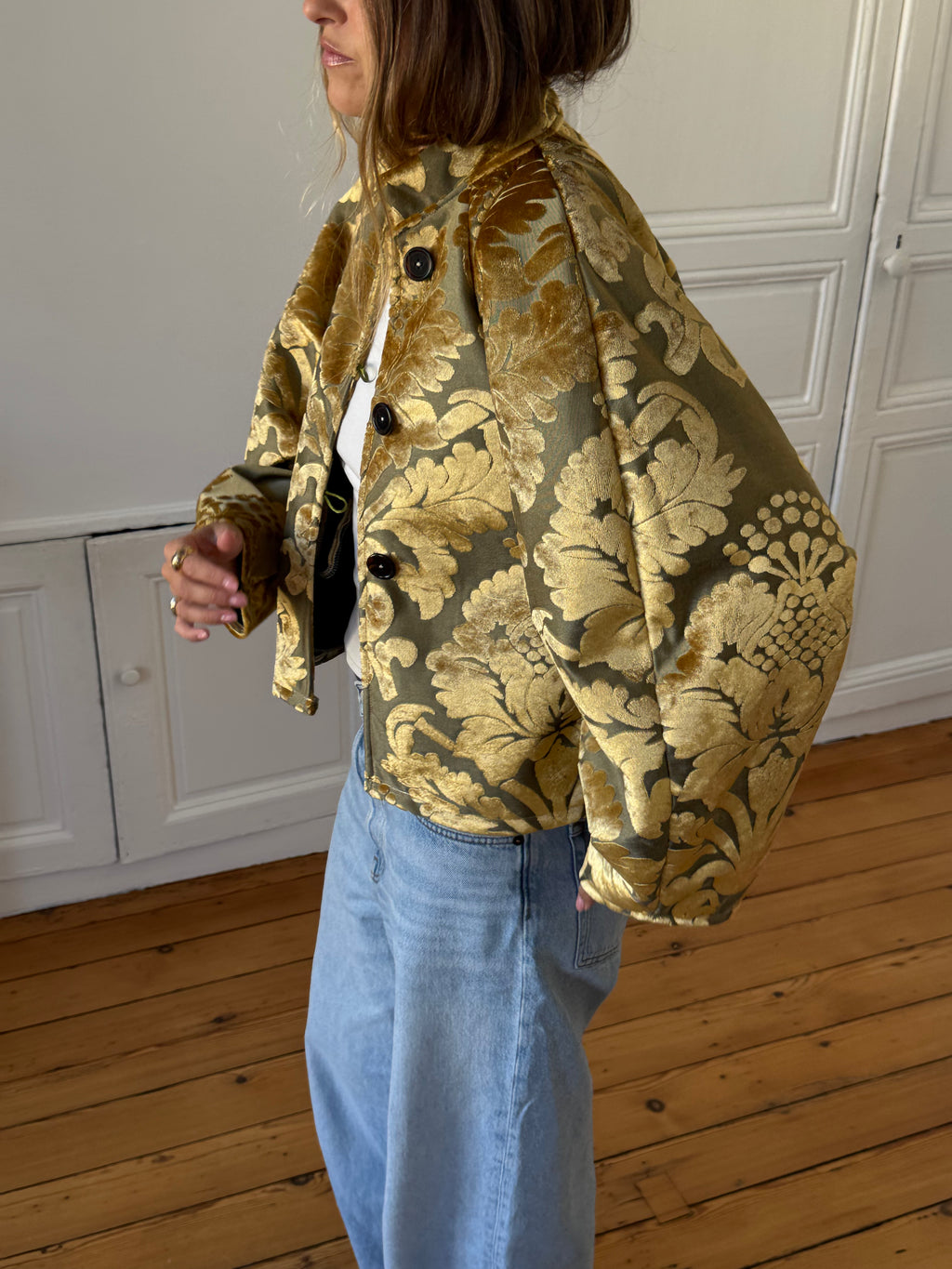 Veste upcyclée à motifs dorés - T1