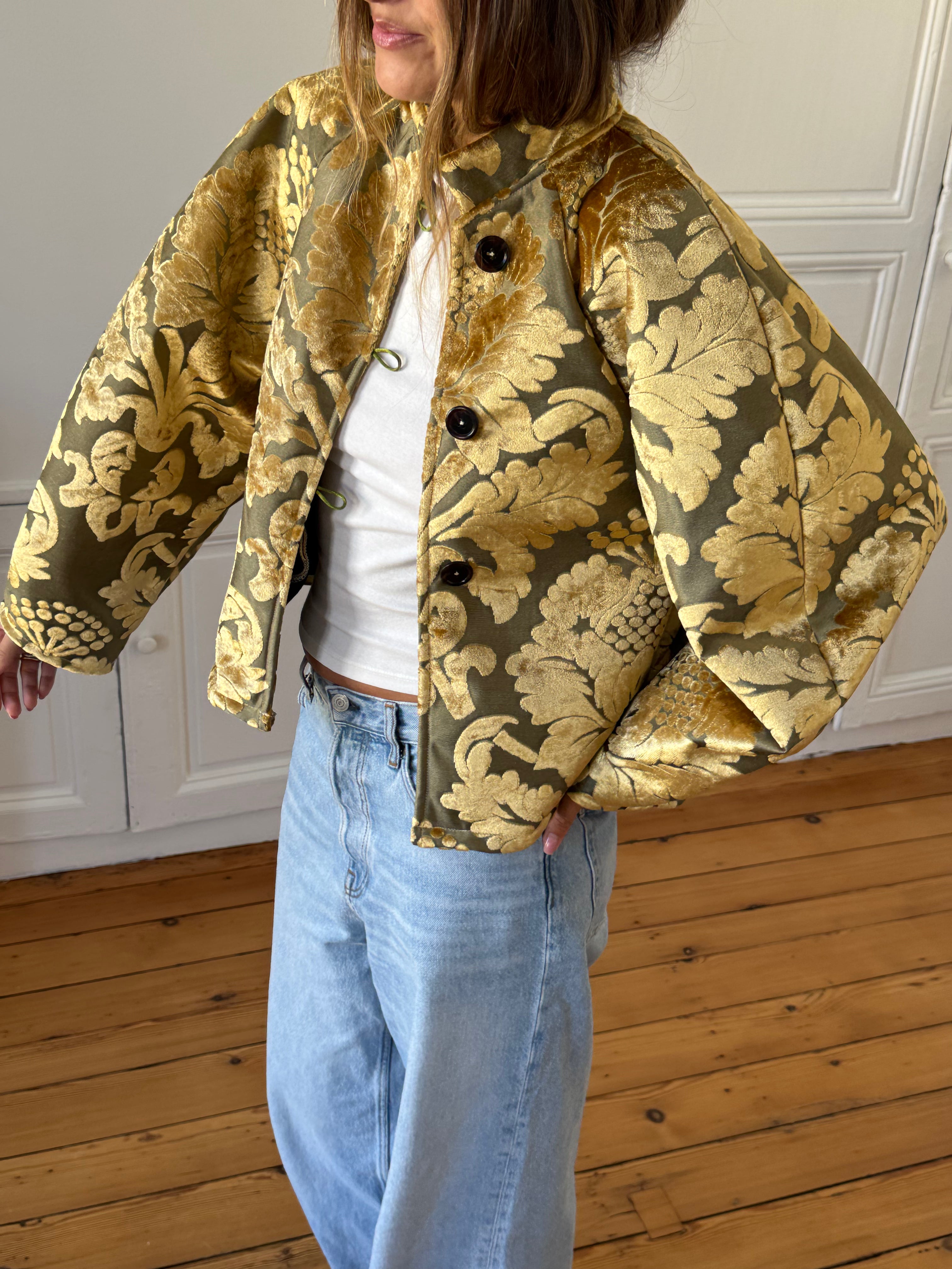 Veste upcyclée à motifs dorés - T1