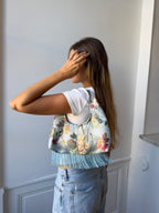 Sac satiné bleu à motifs et franges