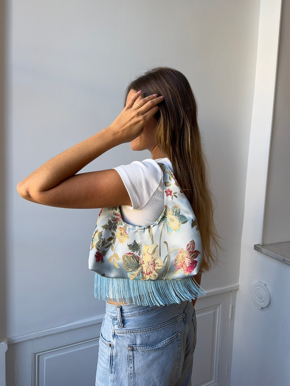 Sac satiné bleu à motifs et franges