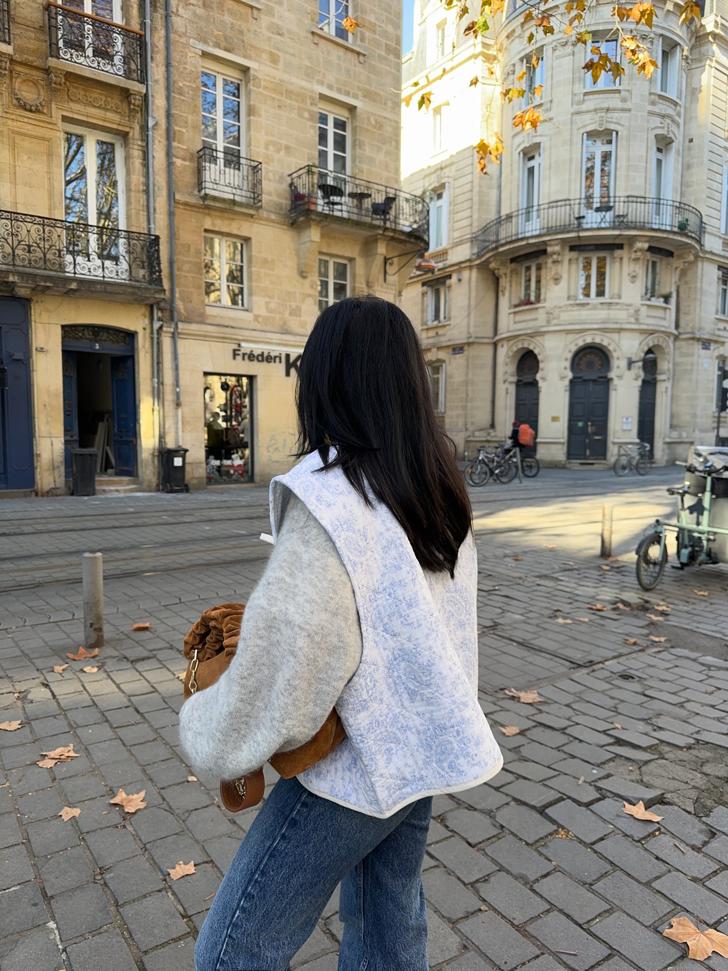 Veste sans manches upcyclée matelassée blanche à motifs bleutés