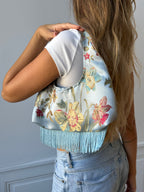 Sac satiné bleu à motifs et franges