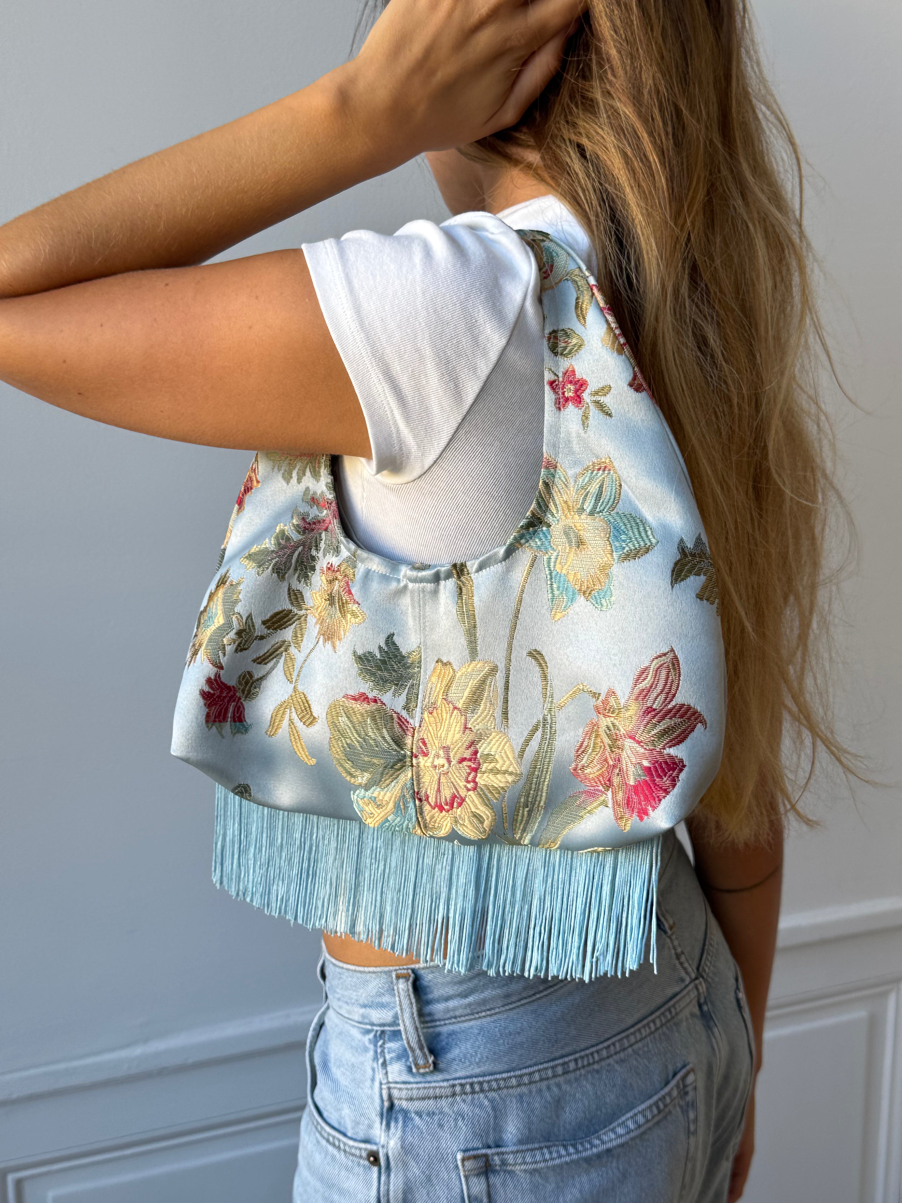 Sac satiné bleu à motifs et franges