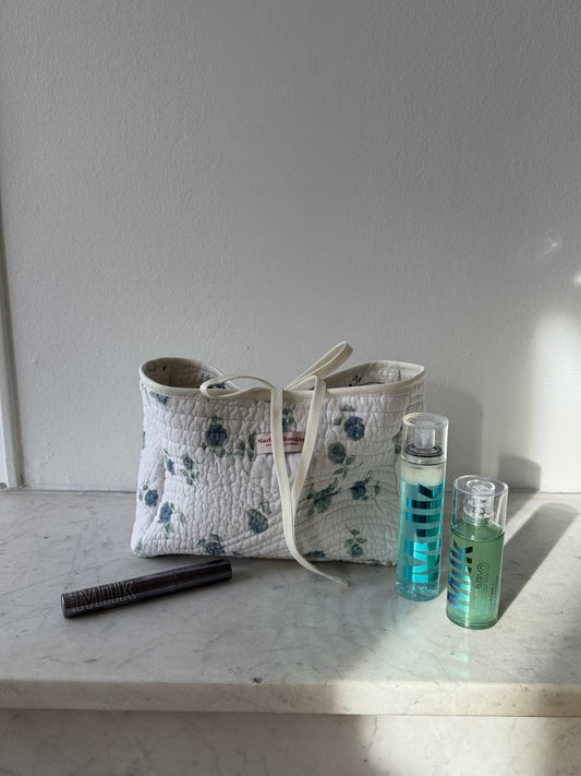 Trousse upcyclée matelassée blanche à motif bleu