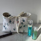 Trousse upcyclée matelassée blanche à motif bleu