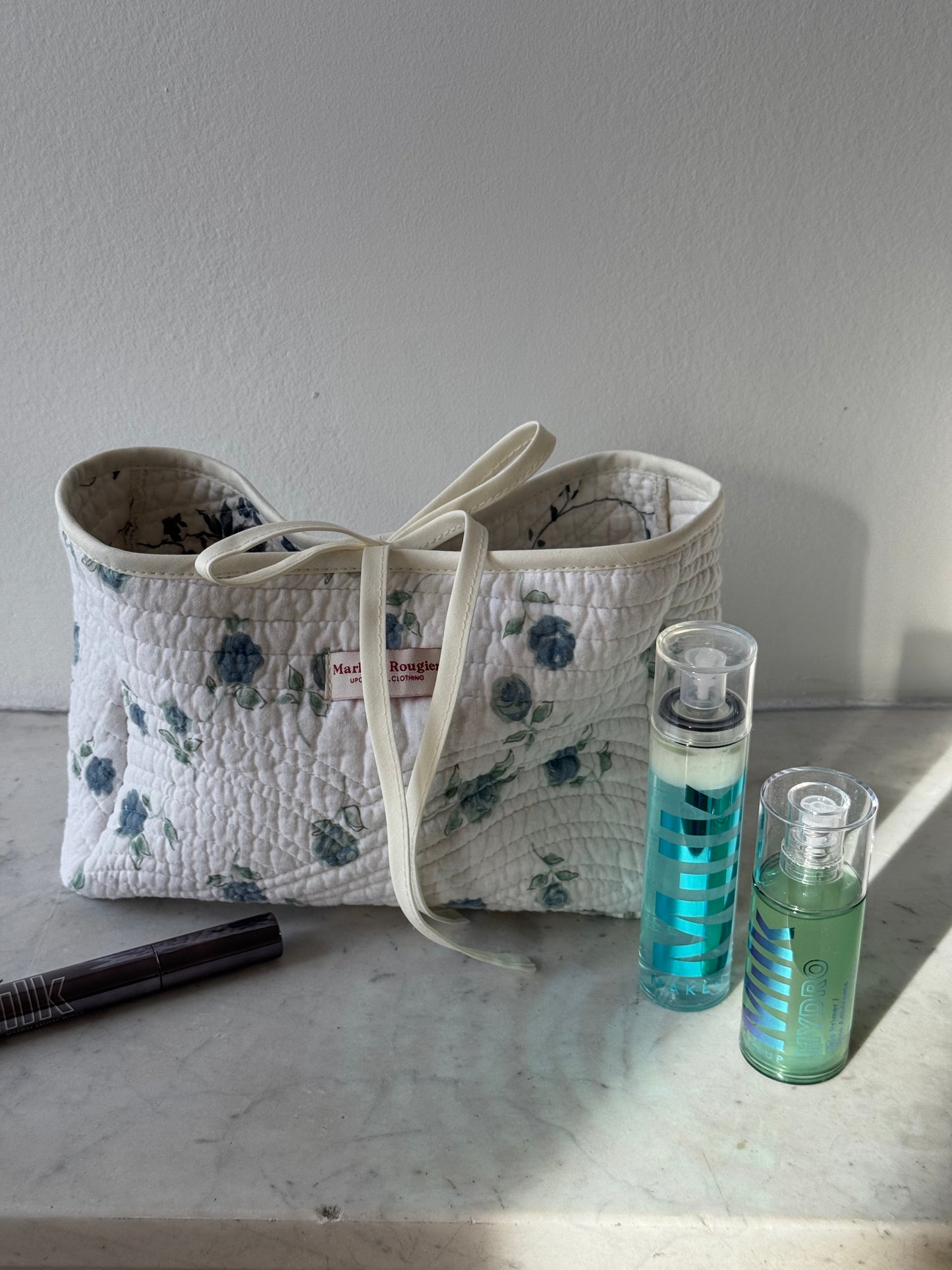Trousse upcyclée matelassée blanche à motif bleu