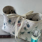 Trousse upcyclée matelassée blanche à motif bleu