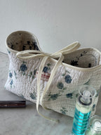 Trousse upcyclée matelassée blanche à motif bleu