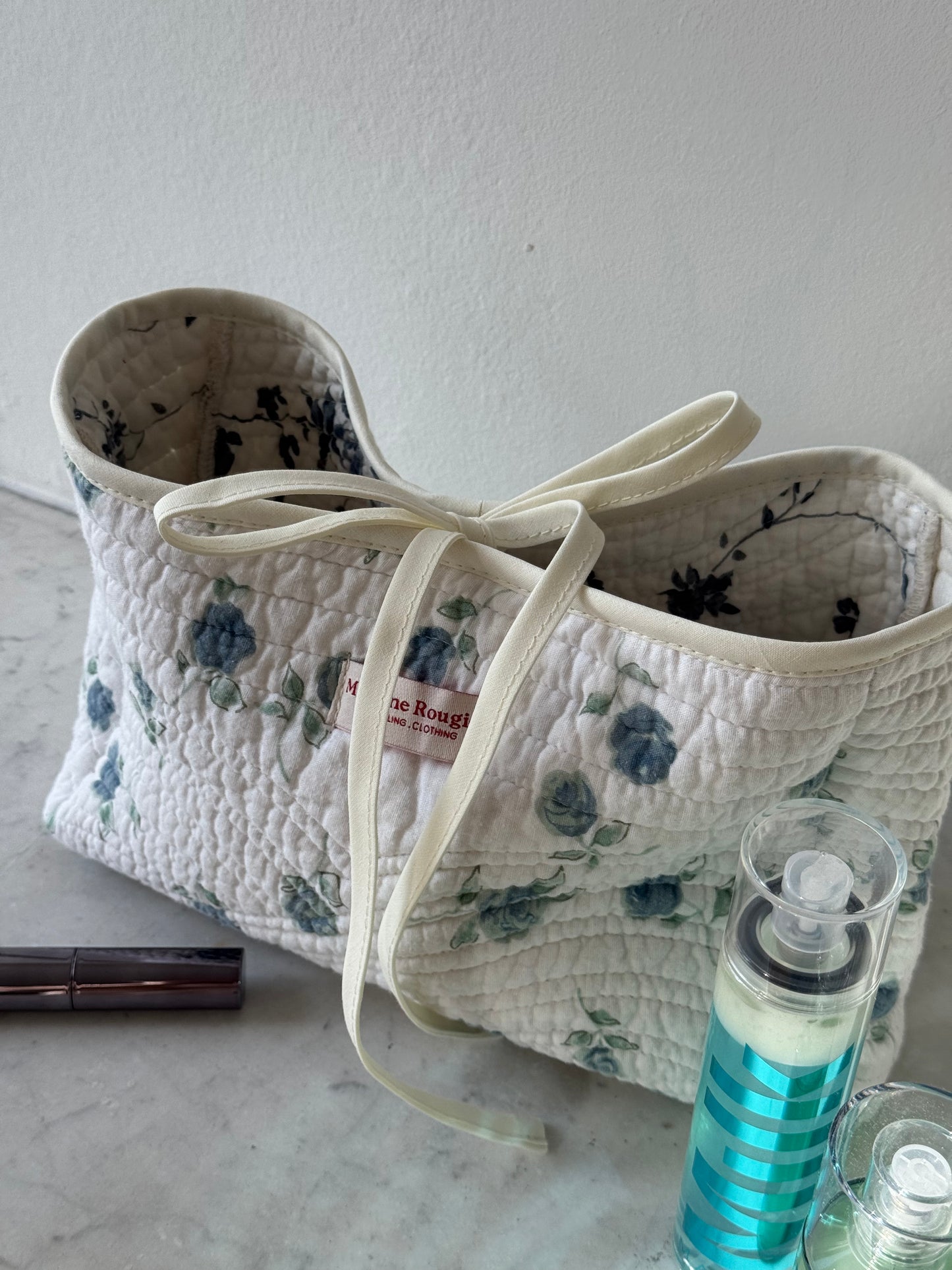 Trousse upcyclée matelassée blanche à motif bleu