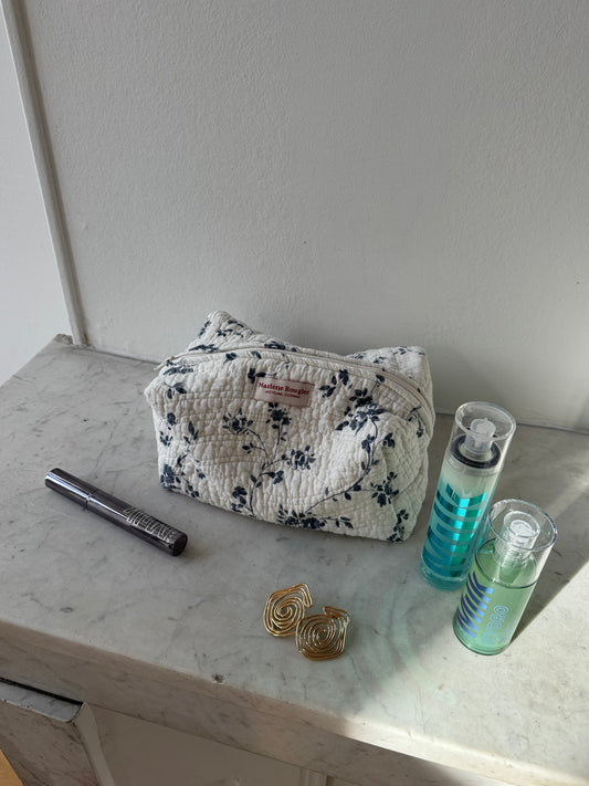 Trousse upcyclée matelassée blanche à fleurs