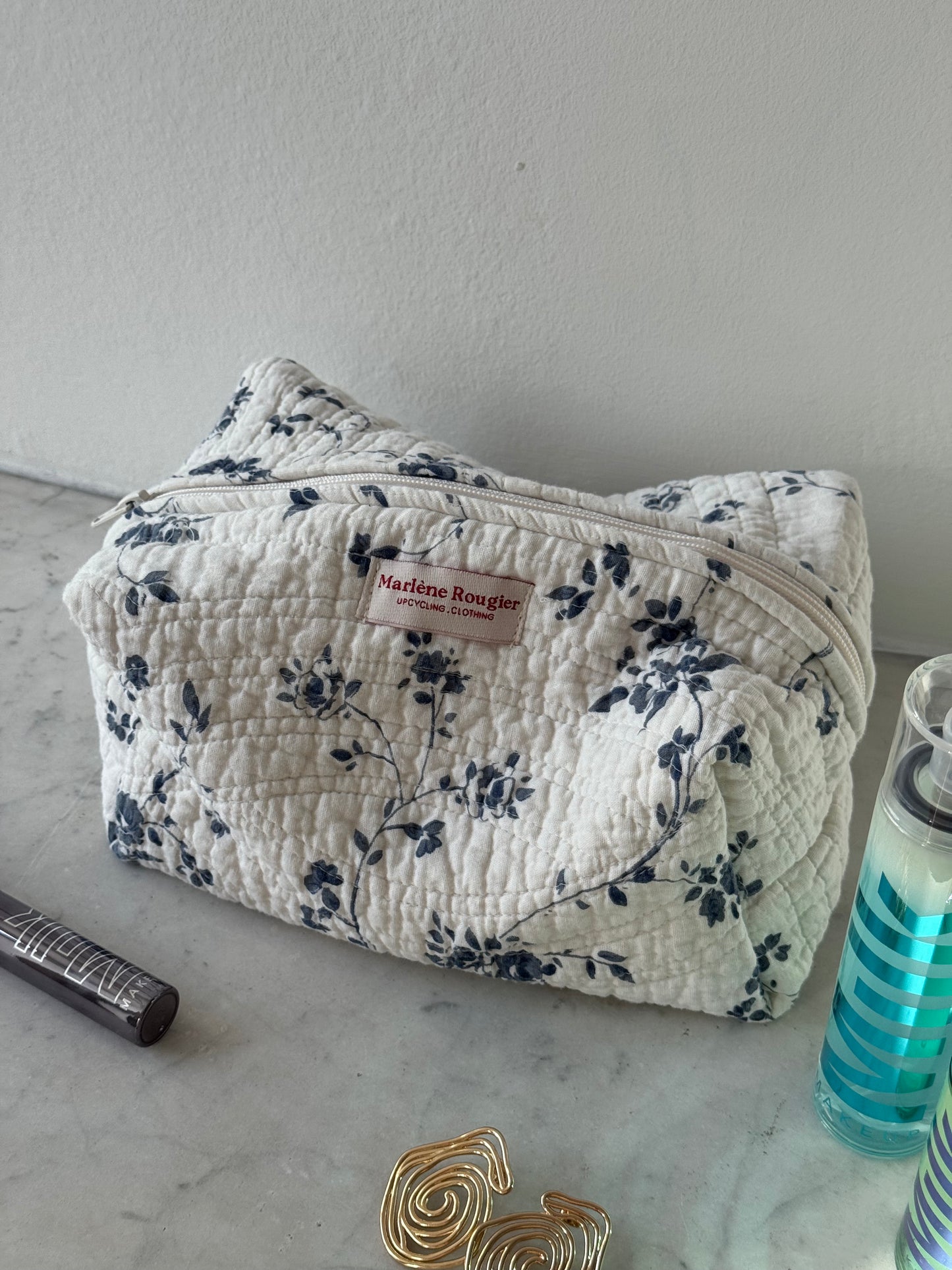 Trousse upcyclée matelassée blanche à fleurs