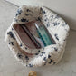 Trousse upcyclée matelassée blanche à fleurs