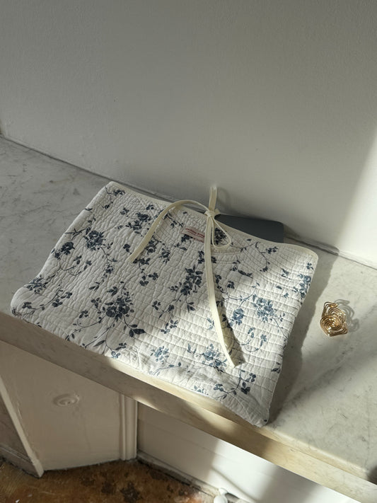Pochette upcyclée matelassée blanche à fleurs bleues