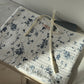 Pochette upcyclée matelassée blanche à fleurs bleues