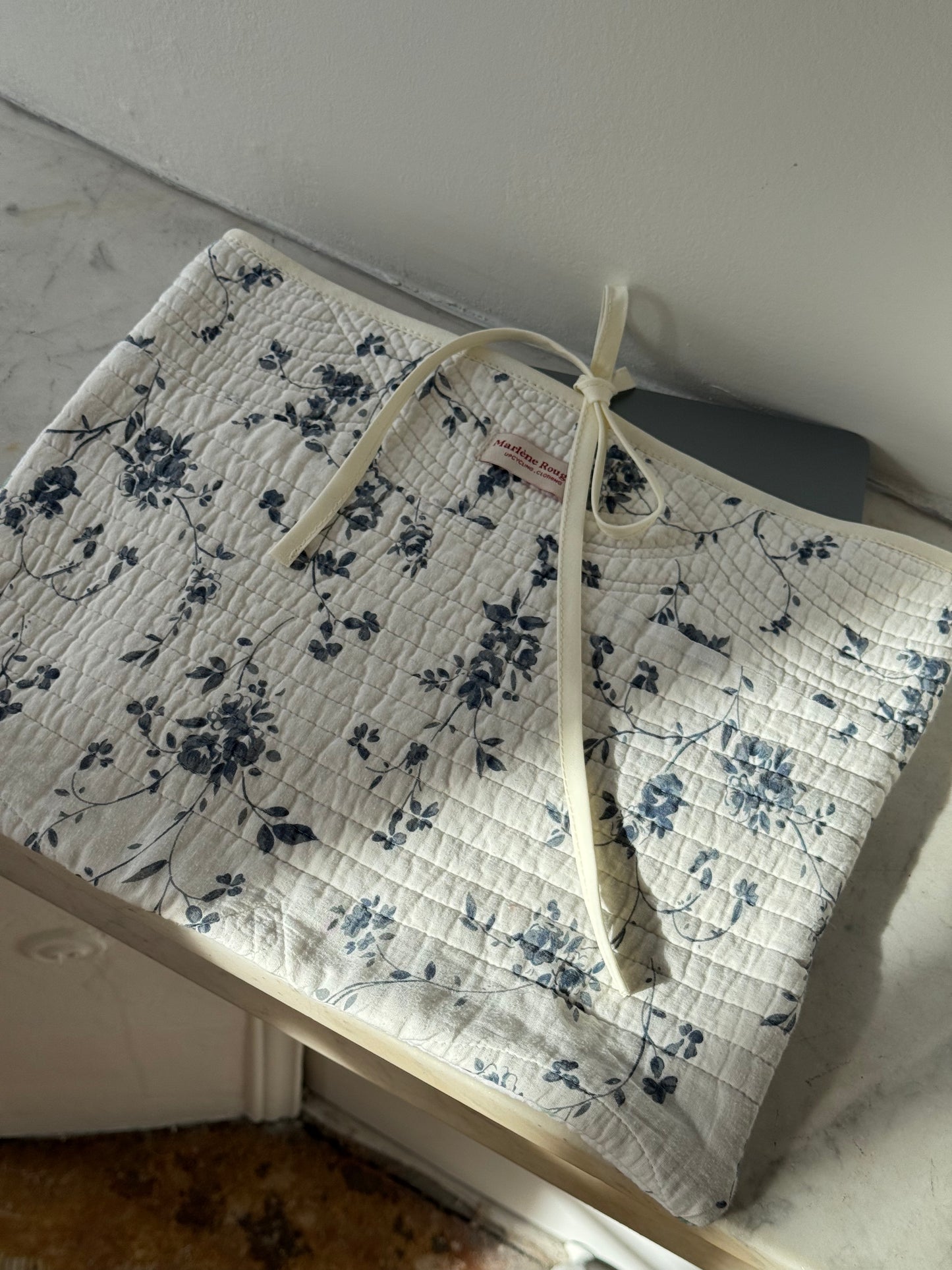 Pochette upcyclée matelassée blanche à fleurs bleues