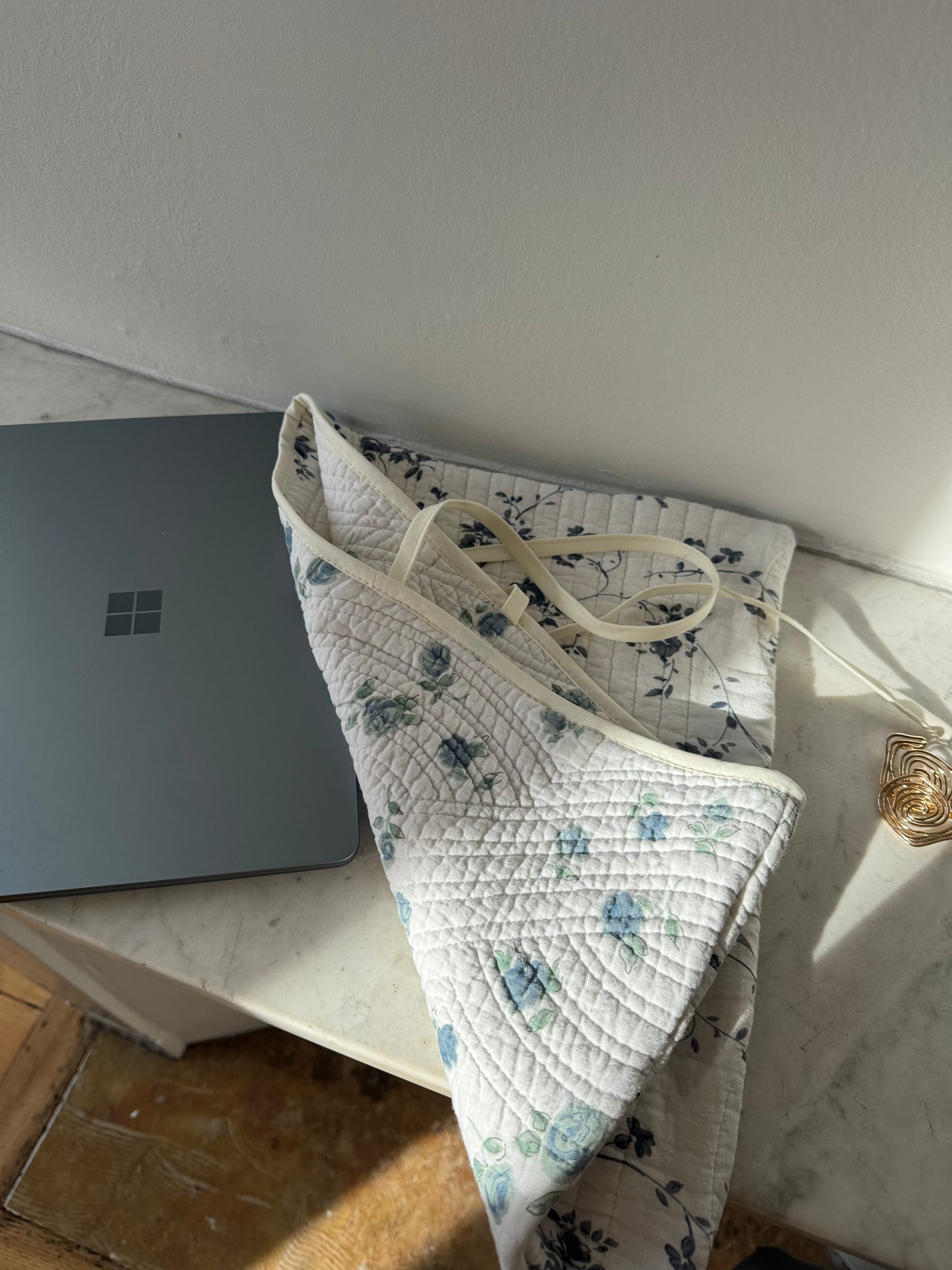Pochette upcyclée matelassée blanche à fleurs bleues