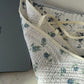 Pochette upcyclée matelassée blanche à fleurs bleues