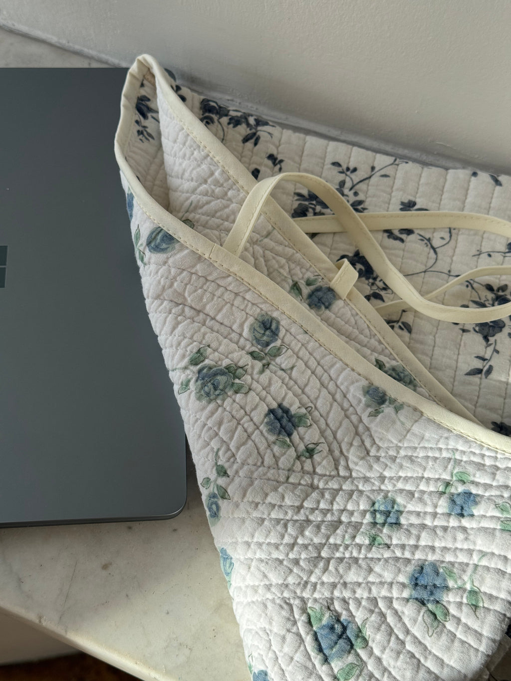 Pochette upcyclée matelassée blanche à fleurs bleues