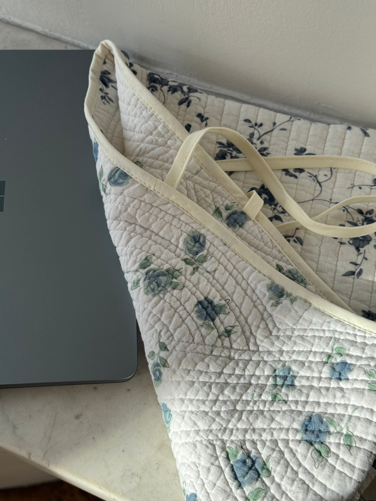 Pochette upcyclée matelassée blanche à fleurs bleues