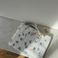 Pochette upcyclée matelassée blanche à motif bleu