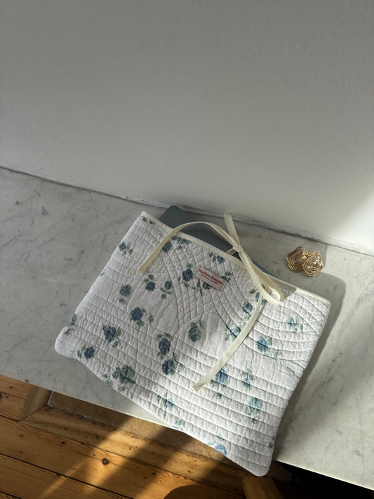 Pochette upcyclée matelassée blanche à motif bleu