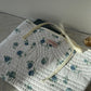 Pochette upcyclée matelassée blanche à motif bleu
